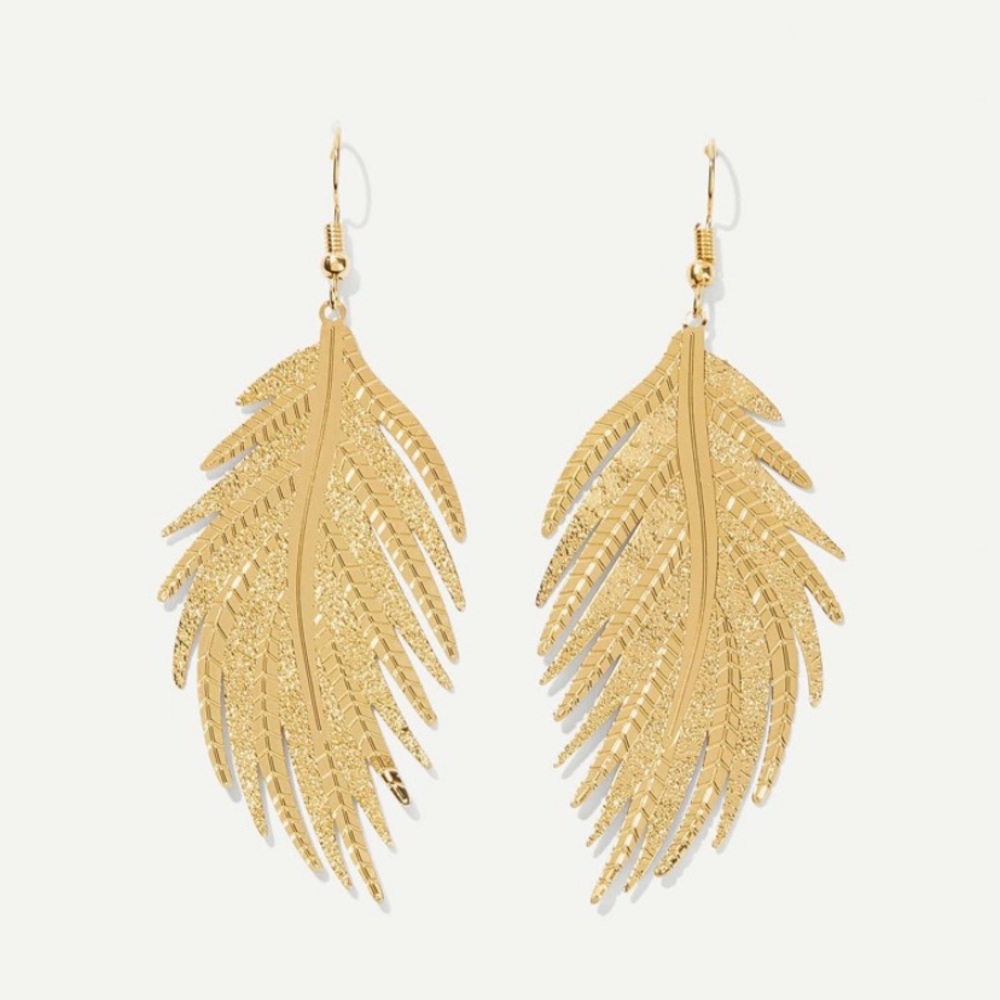 - 🆕 Gold Feather Shaped Drop Earrings